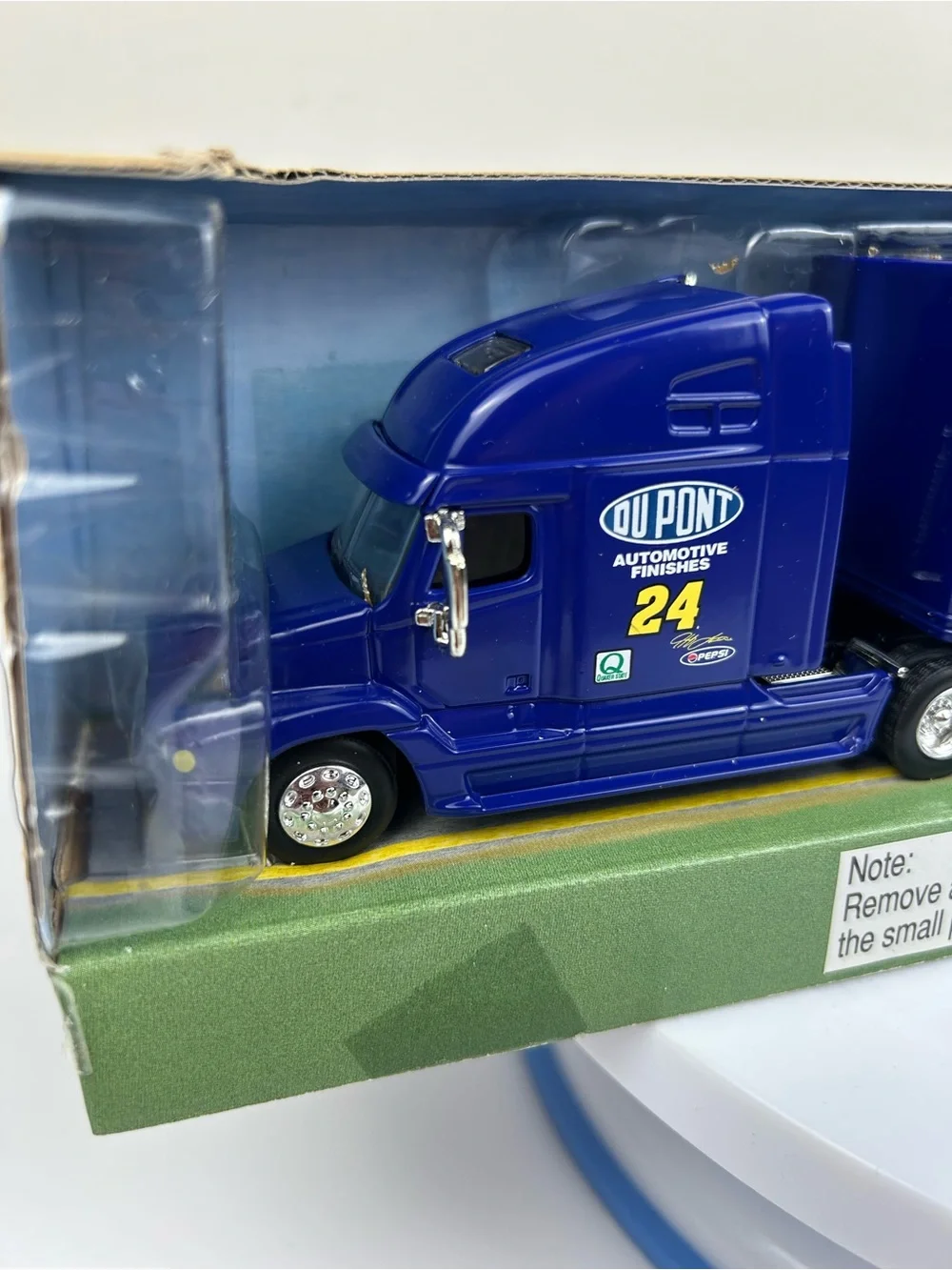 Winner's Circle Jeff Gordon #24 DuPont NASCAR 2000 1:64 Diecast Trailer Rig New